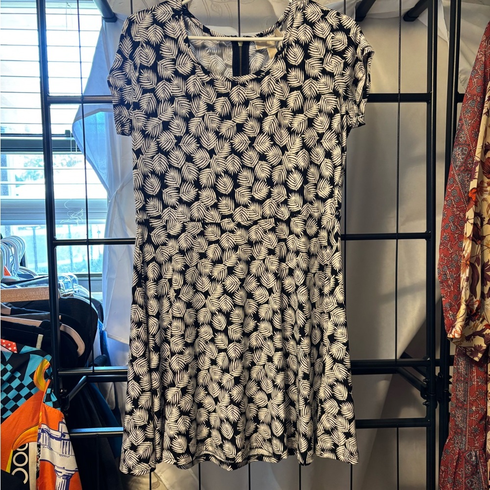 😍NWT Michael Kors Black and White Leaf Print Top Size Large Petite
